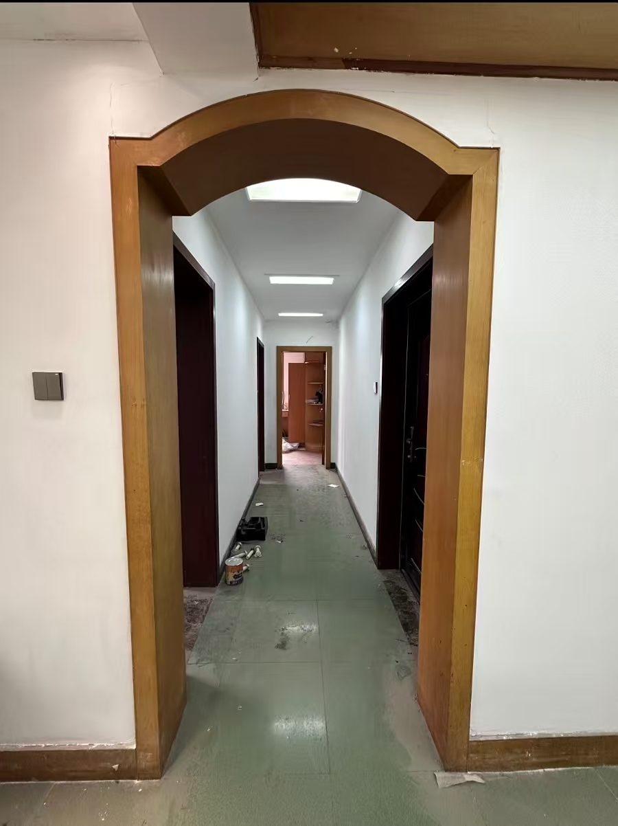 房改办家属院改造前的过道与深色门套