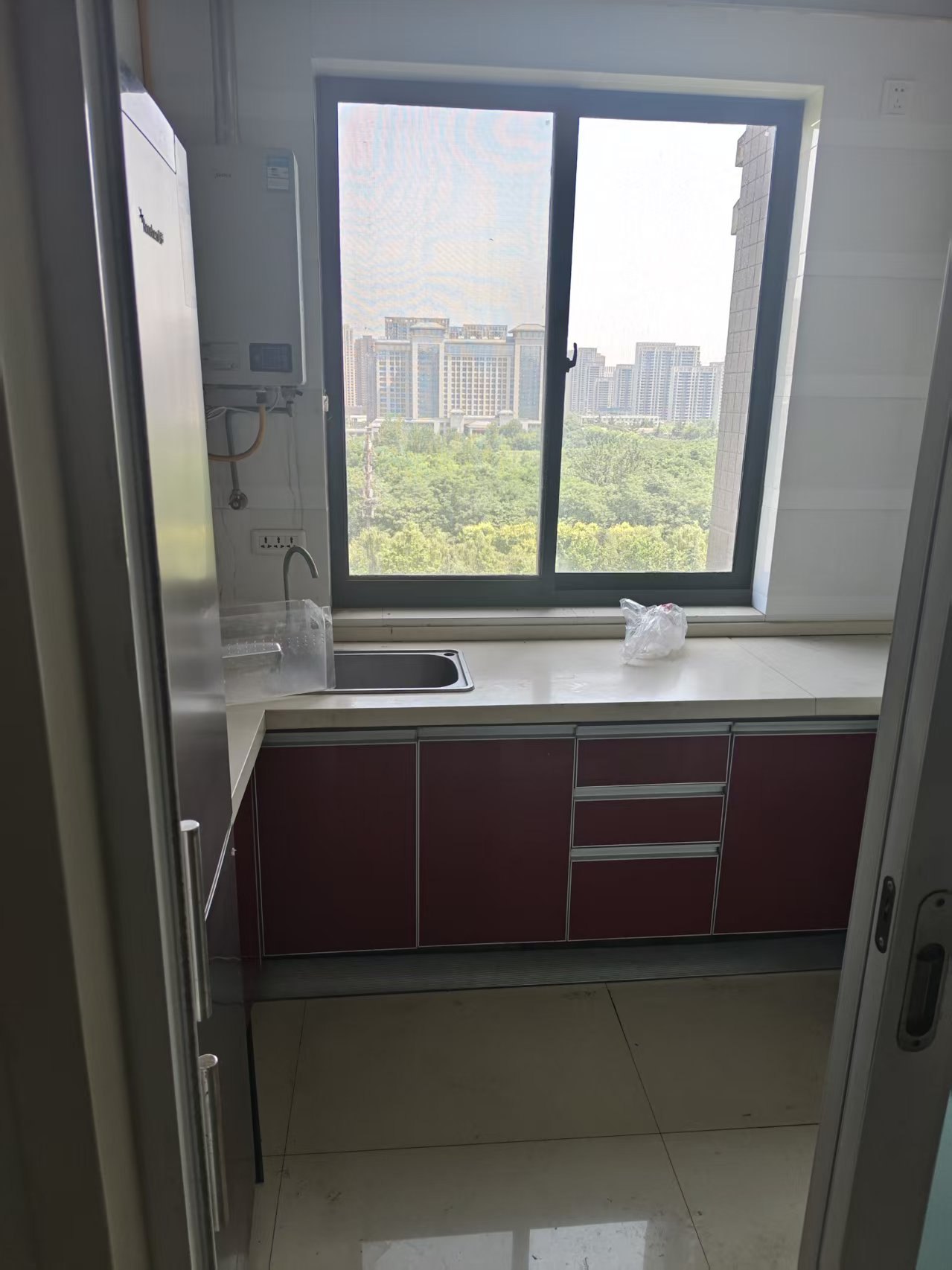 绿地世纪城A区改造前的厨房,深红柜门