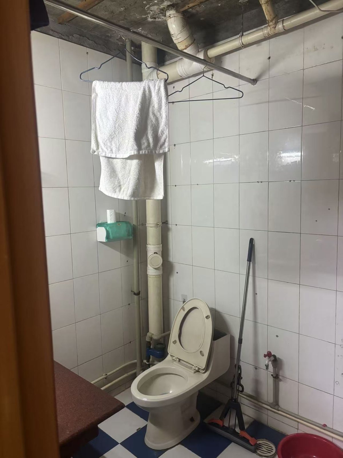 中铁一局家属院翻新前的卫生间