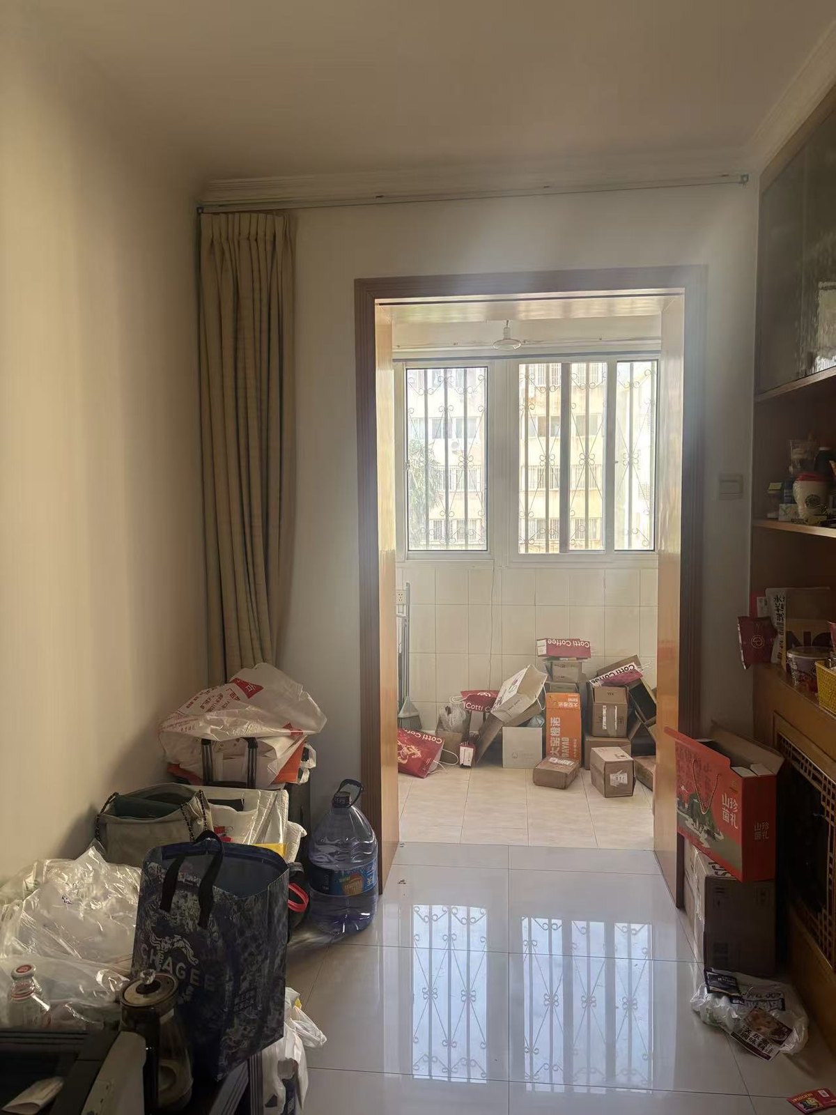 中铁一局家属院翻新前的房间与旧窗