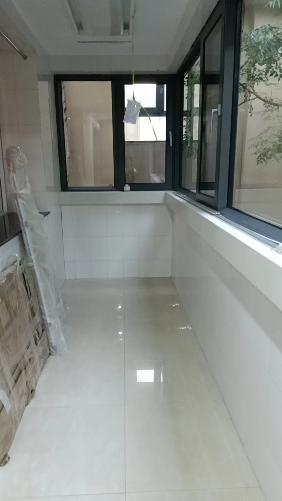 中铁一局家属院翻新后的阳台和窗体