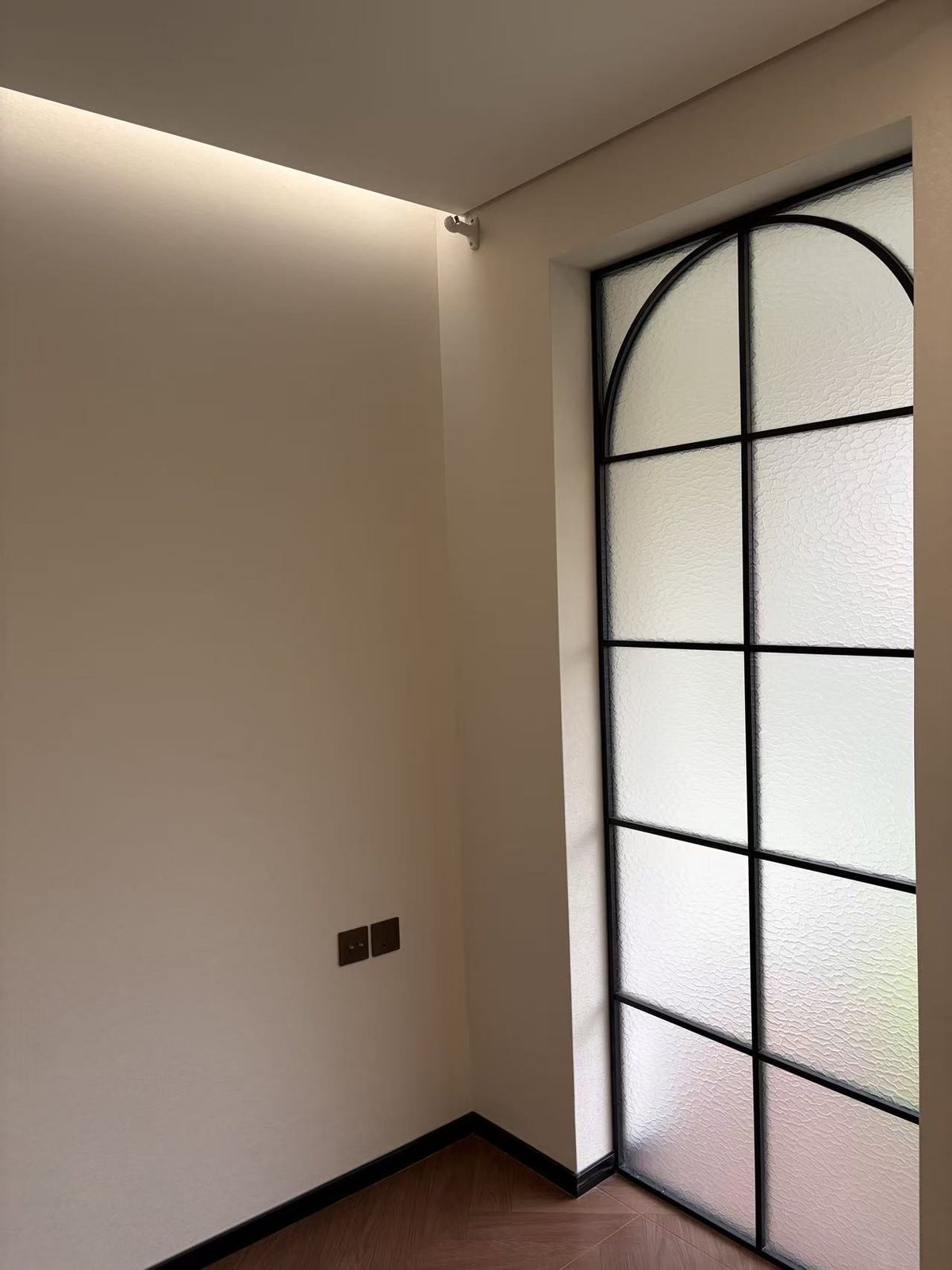 观园老房深色框玻璃隔断实景,分隔空间同时保留透光关系