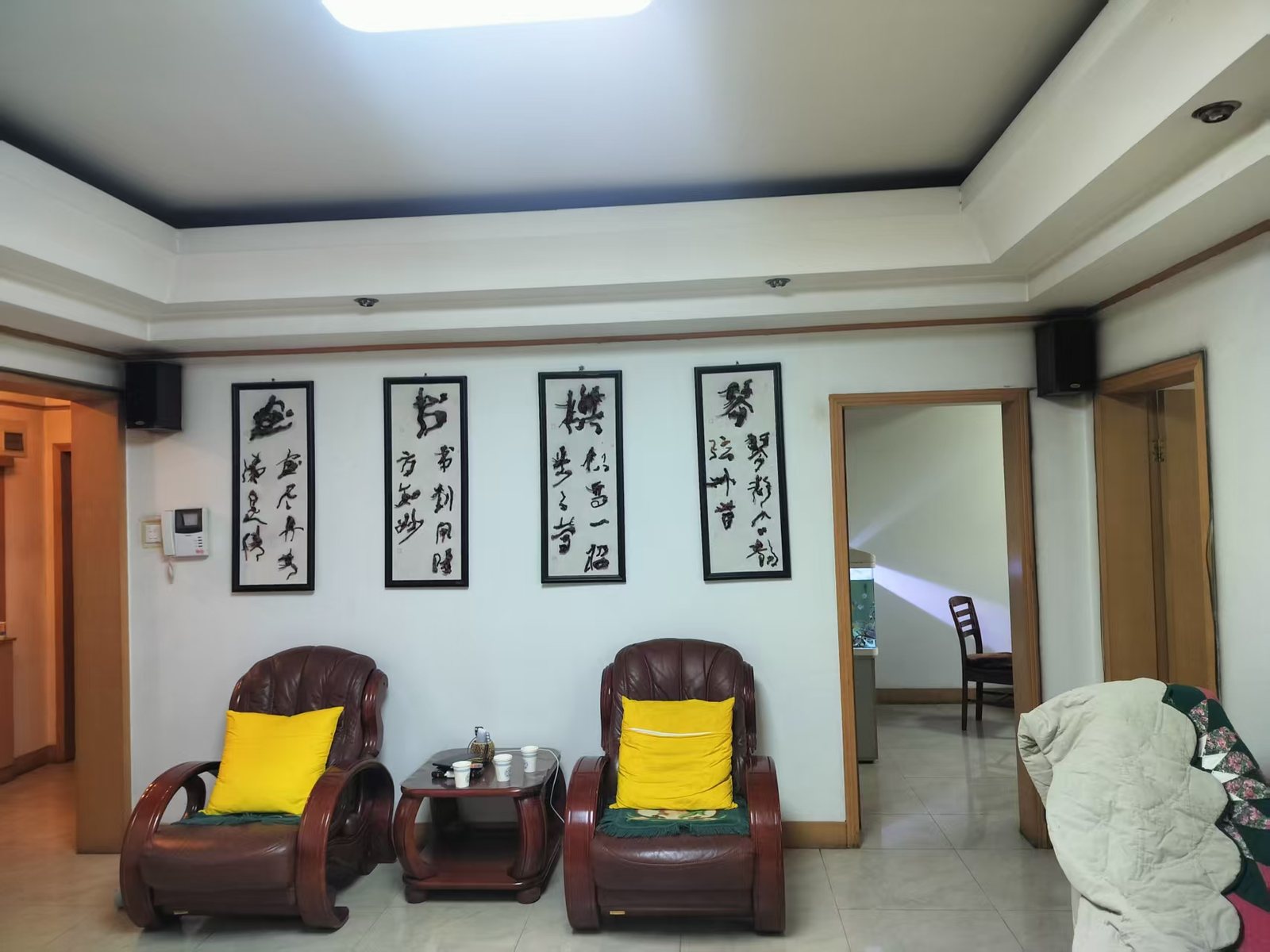 交大一村100㎡老房翻新前层次厚重的客厅吊顶与深色装饰