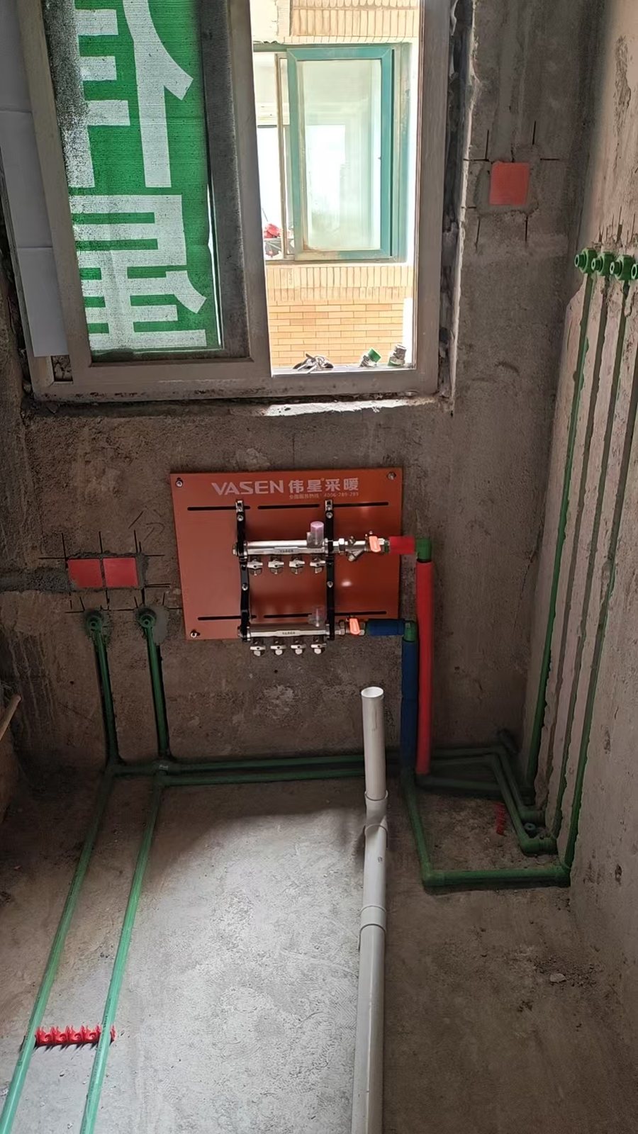 太白新苑全屋翻新施工中重新铺设的供暖管路